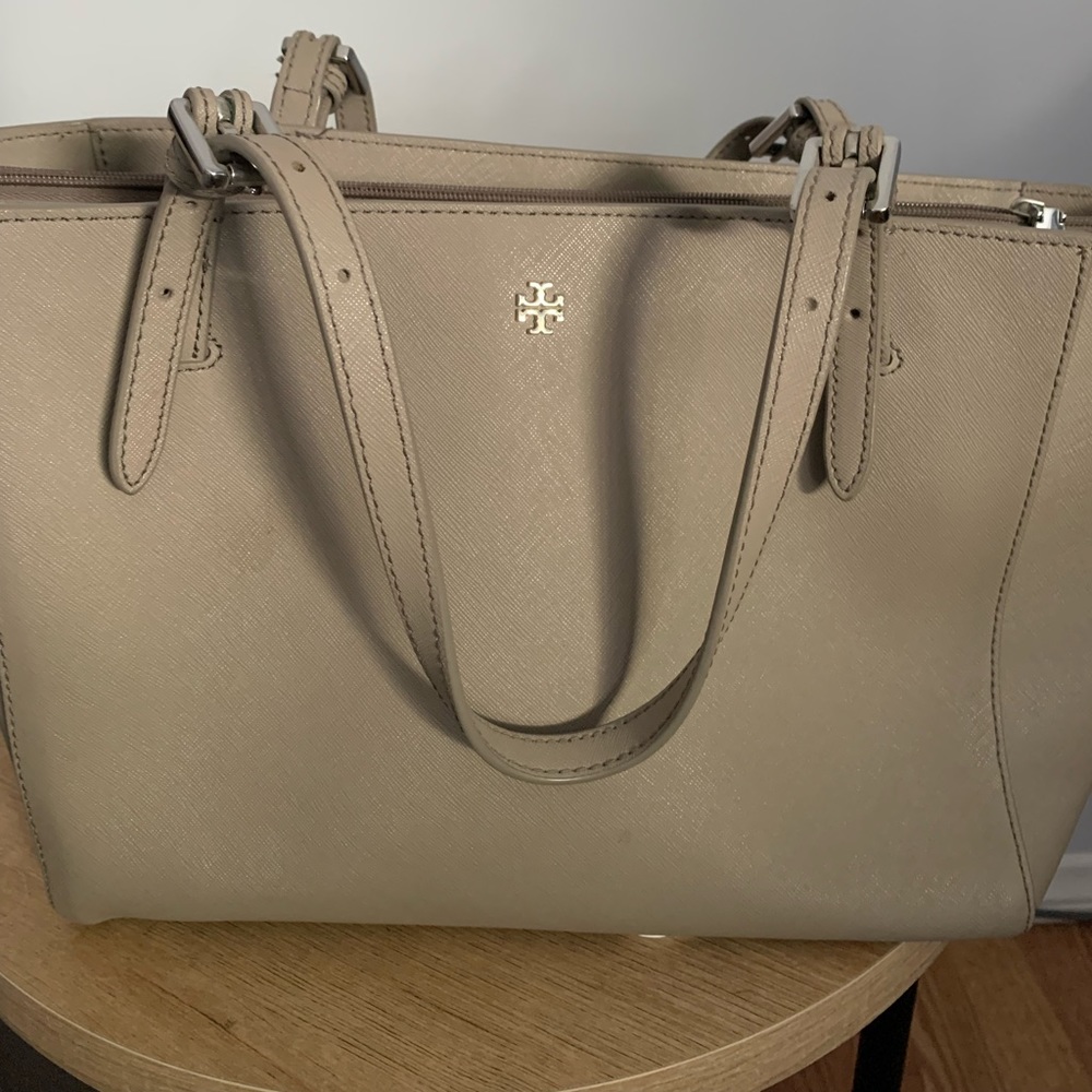 Beautiful in excellent condition no scratches like new!